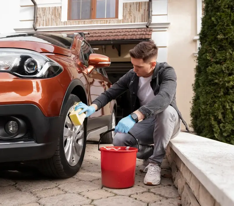 Lavage auto à domicile La Bastide-de-Bousignac : professionnel intervenant sur un véhicule